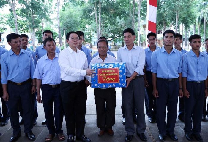 Phó Thủ tướng Hồ Quốc Dũng tặng quà các lực lượng tìm kiếm, quy tập hài cốt liệt sĩ - Ảnh: VGP/Gia Huy