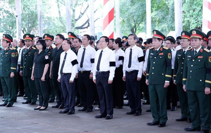 Phó Thủ tướng Hồ Quốc Dũng cùng các đại biểu tại lễ truy điệu và an táng hài cốt liệt sĩ - Ảnh: VGP/Gia Huy