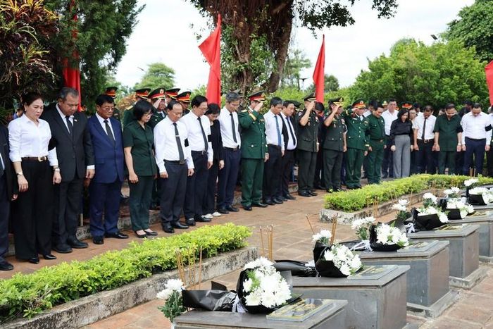 Phó Thủ tướng Hồ Quốc Dũng cùng các đại biểu tưởng niệm các liệt sĩ tại nơi an táng - Ảnh: VGP/Gia Huy