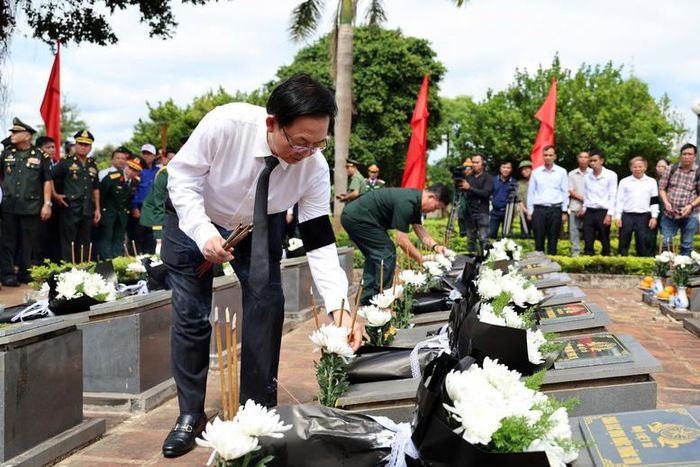 Phó Thủ tướng Hồ Quốc Dũng thắp hương tưởng niệm các liệt sĩ tại nơi an táng - Ảnh: VGP/Gia Huy