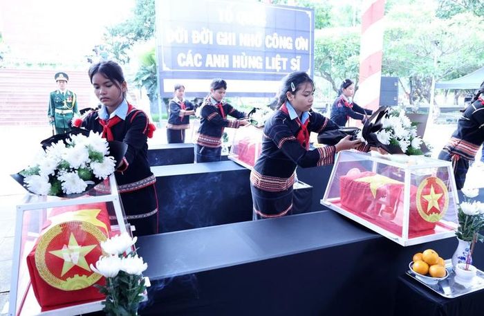 Các em học sinh dâng hoa tưởng niệm các liệt sĩ - Ảnh: VGP/Gia Huy