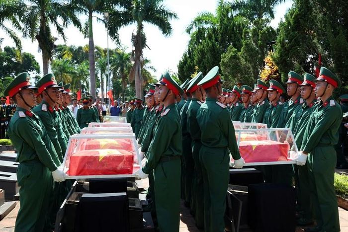 18 liệt sĩ lại tiếp tục hành trình trở về sau bao năm tháng nằm lại giữa núi rừng đất bạn, các anh đã được đồng đội tìm thấy và đưa về trong vòng tay yêu thương của Tổ quốc - Ảnh: VGP/Gia Huy