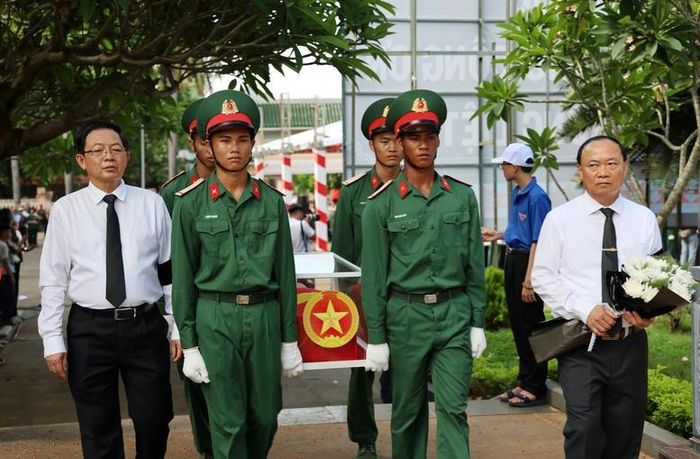 Phó Thủ tướng Hồ Quốc Dũng và Bí thư Tỉnh ủy Gia Lai di chuyển hài cốt liệt sĩ đến nơi an táng - Ảnh: VGP/Gia Huy