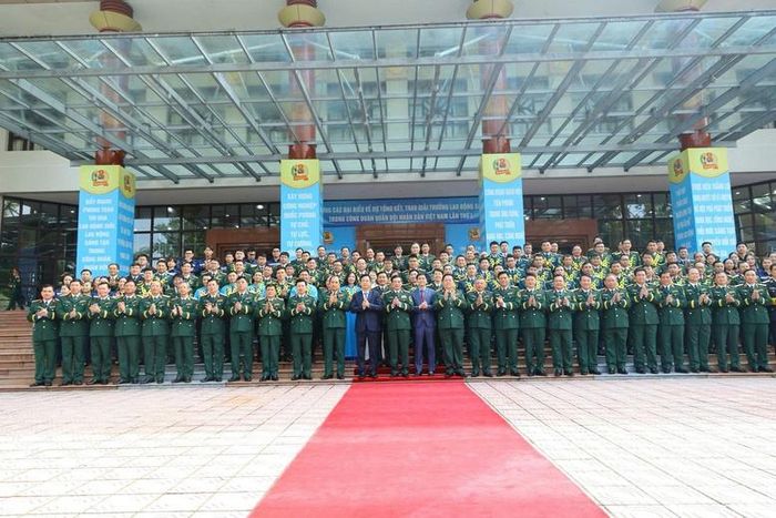 Đại tướng Phan Văn Giang và các đại biểu chụp ảnh lưu niệm - Ảnh: VGP/Nguyễn Hoàng