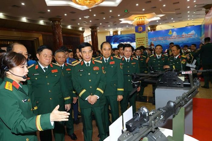 Đại tướng Phan Văn Giang và các đại biểu tham quan triển lãm - Ảnh: VGP/Nguyễn Hoàng