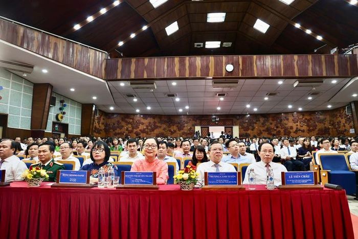 Phó Thủ tướng Lê Tiến Châu và các đại biểu dự Lễ công bố Quyết định sáp nhập Trường Cao đẳng Luật miền Nam vào Đại học Cần Thơ - Ảnh: VGP/Thu Sa