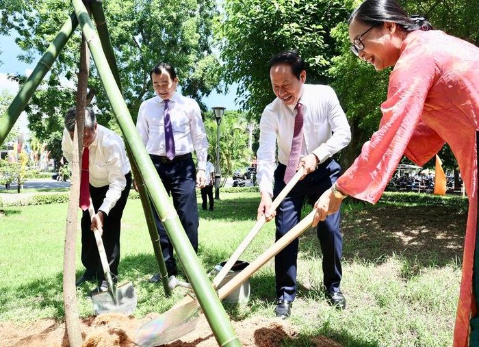 Phó Thủ tướng Lê Tiến Châu trồng cây lưu niệm - Ảnh: VGP/Thu Sa