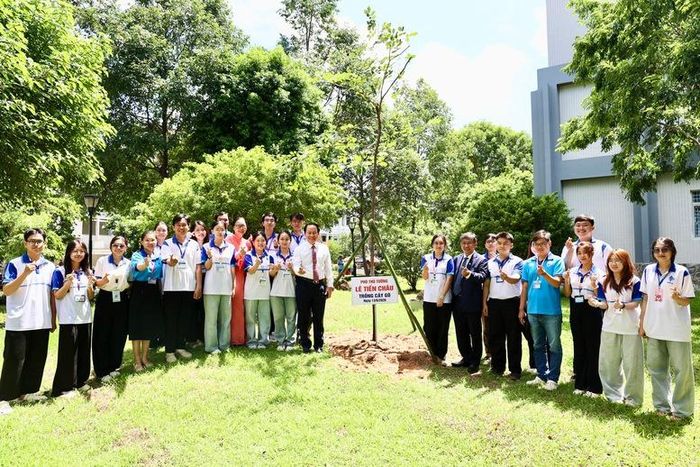 Phó Thủ tướng Lê Tiến Châu cùng Ban lãnh đạo, cán bộ, giảng viên và sinh viên của Đại học Cần Thơ - Ảnh: VGP/Thu Sa