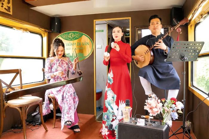 Biểu diễn nghệ thuật trong toa cộng đồng trên chuyến tàu “Kết nối di sản miền trung”. (Ảnh: TRẦN VŨ THÀNH)