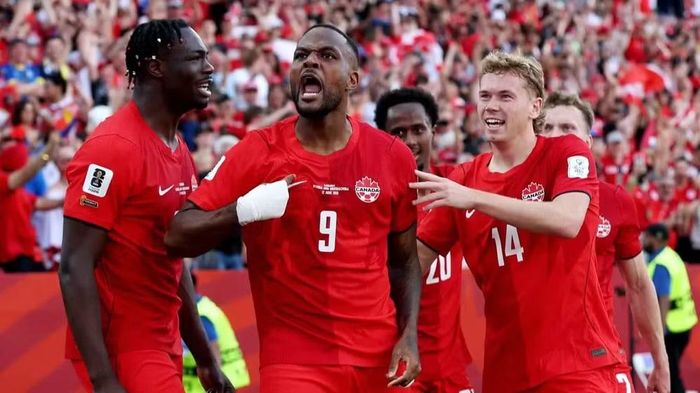 Cyle Larin (giữa) ăn mừng bàn thắng gỡ hòa quý giá của Canada. (Ảnh: FIFA)