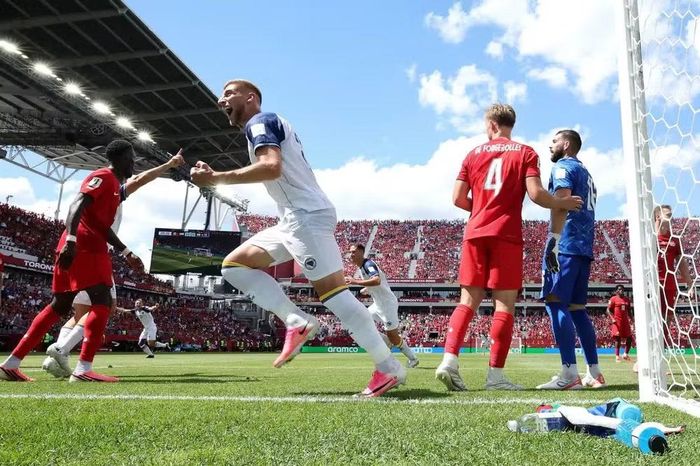 Bosnia và Herzegovina vươn lên dẫn trước từ tình huống đá phạt góc. (Ảnh: FIFA)