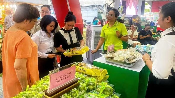 Nhiều sản phẩm OCOP, đặc sản vùng miền, sản phẩm thủ công mỹ nghệ và hàng công nghiệp nông thôn tiêu biểu được giới thiệu đến người dân và du khách.