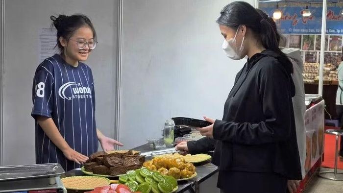 Các gian hàng giới thiệu sản phẩm tiêu dùng, đồ ăn... cũng thu hút du khách và bà con tham quan mua sắm.