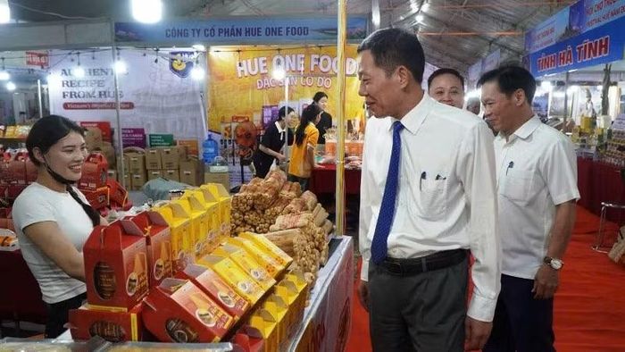 Phó Chủ tịch Ủy ban nhân dân thành phố Huế Hà Văn Tuấn, Trưởng Ban tổ chức Hội chợ cùng các đại biểu tham quan các gian hàng.