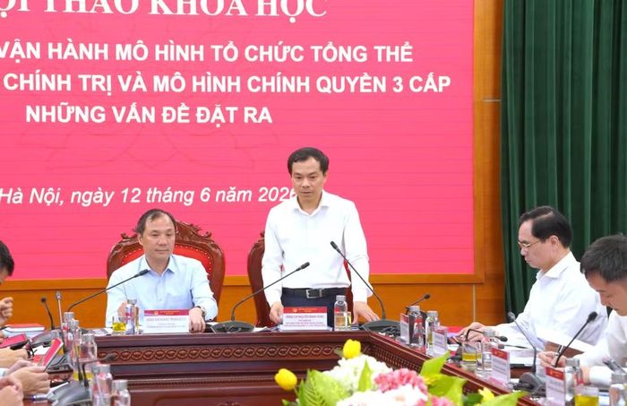 Đồng chí Nguyễn Mạnh Hùng phát biểu đề dẫn tại hội thảo. (Ảnh: HẢI ĐĂNG)