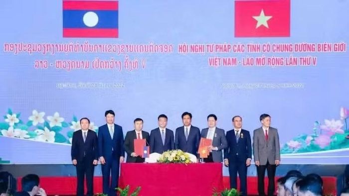 Lãnh đạo Bộ Tư pháp Việt Nam và Bộ Tư pháp Lào ký kết tại Hội nghị Tư pháp các tỉnh có chung đường biên giới Việt Nam-Lào mở rộng lần thứ 5. (Ảnh: TL)