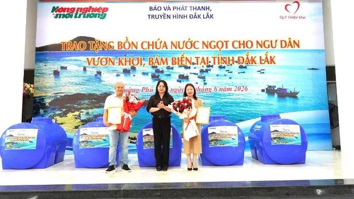 Đại diện Báo và Phát thanh, Truyền hình Đắk Lắk trao thư cảm ơn đến Báo Nông nghiệp và Môi trường cùng Quỹ Thiện Tâm-Tập đoàn Vingroup vì sự đồng hành, hỗ trợ thực hiện chương trình.