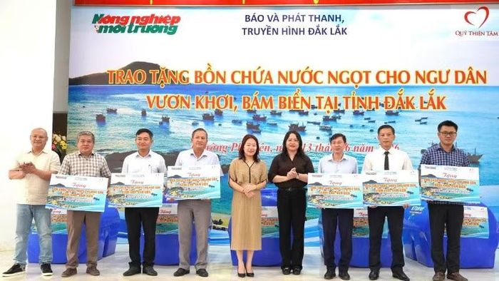 Đại diện các đơn vị trao bảng tượng trưng tặng bồn chứa nước cho đại diện các địa phương.