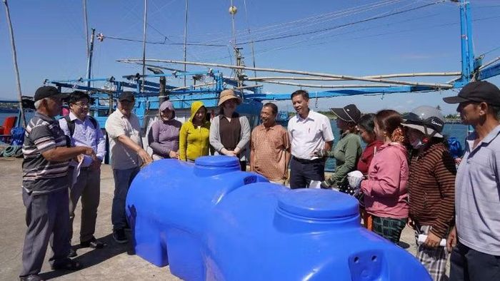 Chương trình trao tặng bồn chứa nước ngọt góp một phần hỗ trợ ngư dân nâng cao điều kiện sinh hoạt, tiếp thêm động lực để bà con yên tâm vươn khơi bám biển lâu dài.