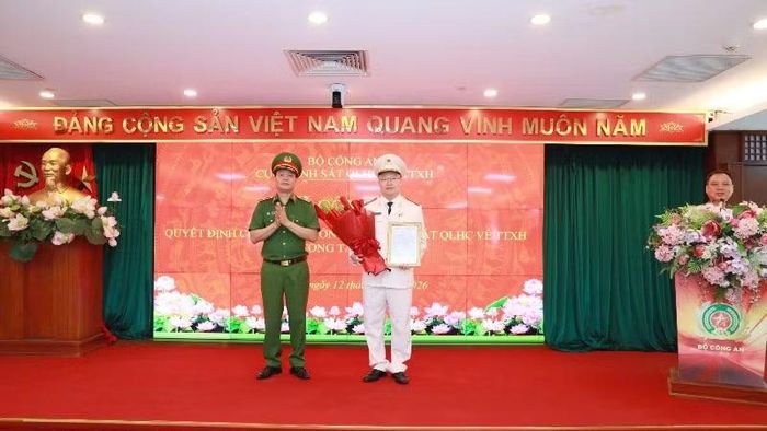 Thiếu tướng Vũ Văn Tấn chúc mừng Thiếu tá Nguyễn Quốc Huy nhận nhiệm vụ.