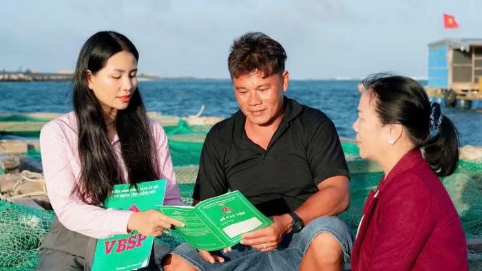 Cán bộ tín dụng chính sách hướng dẫn bà con làm thủ tục và sử dụng vốn vay hiệu quả.