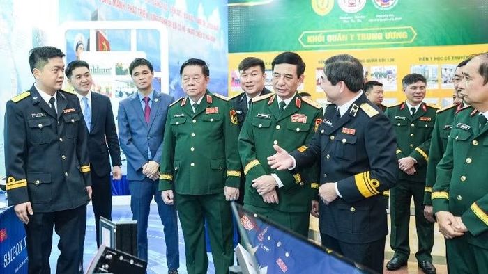 Các đại biểu tham quan gian trưng bày các sản phẩm sáng tạo tiêu biểu.