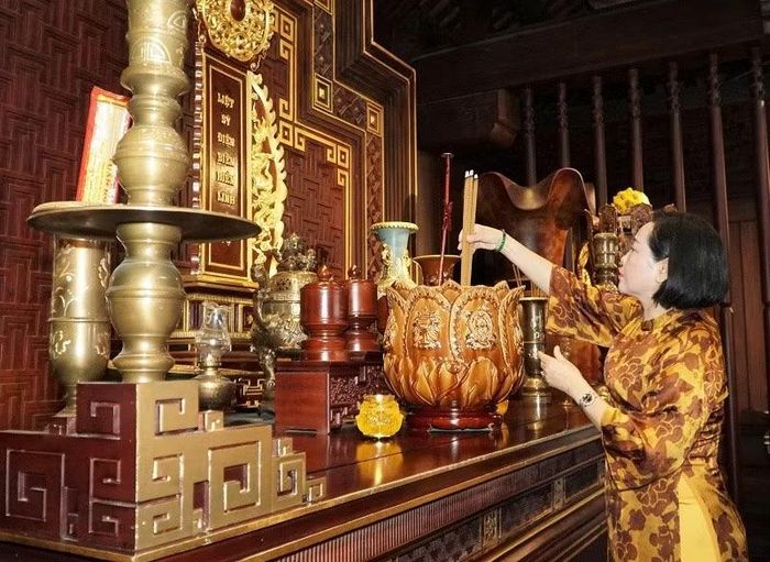 Phó Chủ tịch Quốc hội Nguyễn Thị Thanh dâng hương viếng các anh hùng liệt sĩ tại Đền thờ liệt sĩ Chiến trường Điện Biên Phủ.
