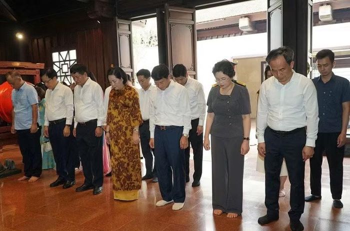 Đồng chí Nguyễn Thị Thanh cùng các đồng chí lãnh đạo tỉnh Điện Biên dâng hương viếng các anh hùng liệt sĩ tại Đền thờ liệt sĩ Chiến trường Điện Biên Phủ.