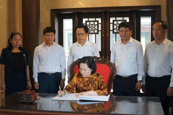 Phó Chủ tịch Quốc hội viết cảm tưởng tri ân công ơn các anh hùng liệt sĩ trong sổ vàng tại Đền thờ liệt sĩ Chiến trường Điện Biên Phủ.