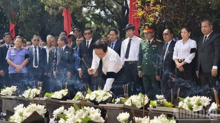 Phó Thủ tướng Chính phủ Hồ Quốc Dũng dâng hương tưởng niệm các Anh hùng liệt sĩ.