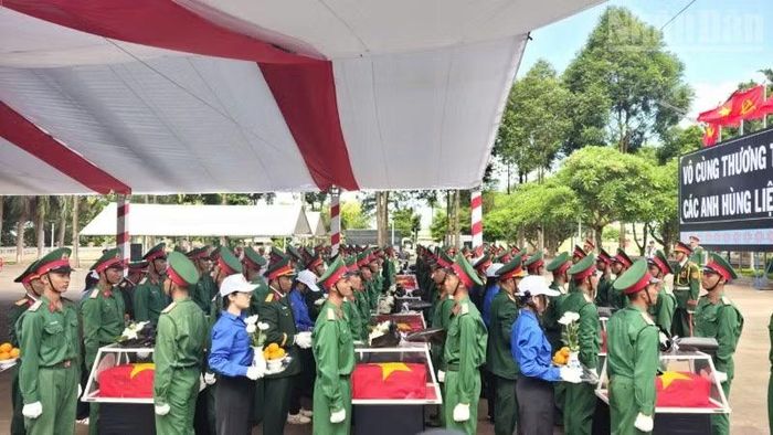 Trang nghiêm đưa 18 hài cốt liệt sĩ về an nghỉ tại Nghĩa trang Đức Cơ, tỉnh Gia Lai.
