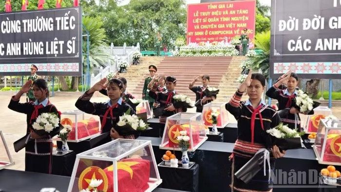 Các em nhỏ dâng hoa tưởng niệm các Anh hùng liệt sĩ.