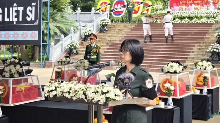 Phó Chủ tịch Ủy ban nhân dân tỉnh Gia Lai Nguyễn Thị Thanh Lịch đọc điếu văn tiễn biệt các Anh hùng liệt sĩ.