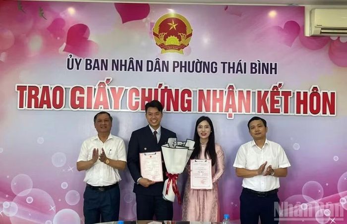 Lãnh đạo phường Thái Bình trao giấy chứng nhận kết hôn cho hai công dân trên địa bàn.