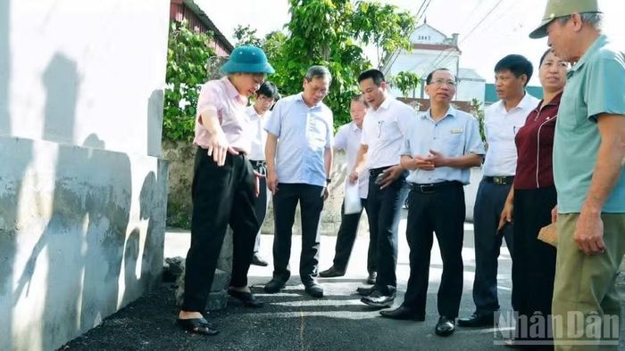 Lãnh đạo xã Vũ Thư (tỉnh Hưng Yên) xuống tận địa bàn tìm hiểu, lắng nghe kiến nghị chính đáng của người dân.