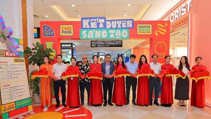 Các đại biểu cắt băng khai mạc "chợ phiên".