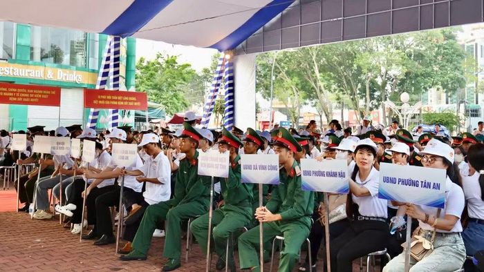 Các đơn vị, địa phương tham gia lễ mít tinh.