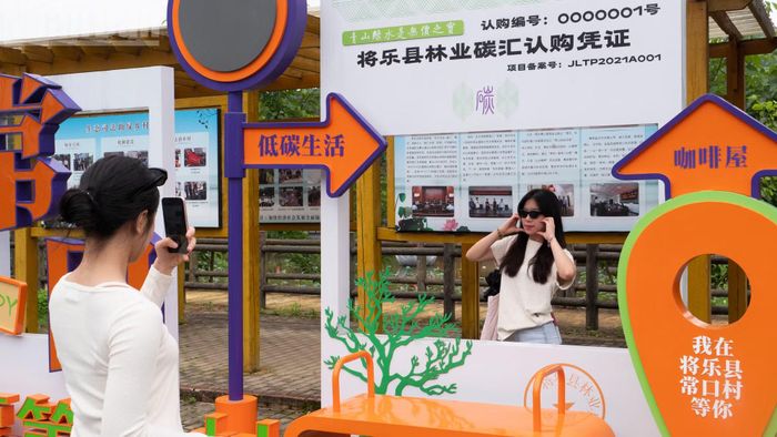 Thanh niên Việt Nam chụp ảnh check-in khi tham quan thôn Thường Khẩu, huyện Tương Lạc tìm hiểu xây dựng văn minh sinh thái và phát triển xanh ở địa phương.
