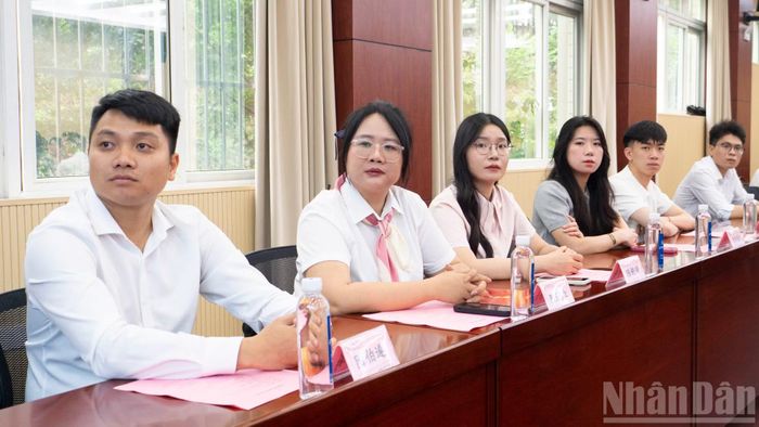 Bạn Phương Hồng (thứ hai từ trái sang) đến từ Đại học Mân Giang, thành phố Hạ Môn, tỉnh Phúc Kiến chia sẻ cảm nhận về Hành trình đỏ nghiên cứu học tập lần này với phóng viên Báo Nhân Dân rằng, buổi đối thoại thanh niên tại Học viện Tam Minh đã để lại ấn tượng sâu sắc, thanh niên hai nước đã trực tiếp trao đổi, chia sẻ quan điểm, kinh nghiệm trong học tập và cuộc sống. Việc hiểu biết lẫn nhau rất quan trọng trong việc tăng cường tình hữu nghị giữa hai nước.