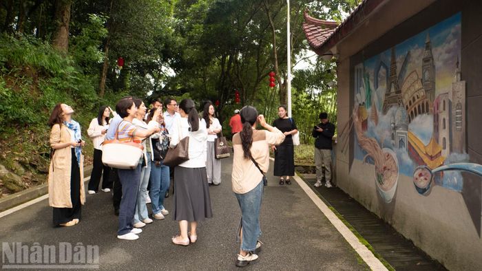 Thanh niên Việt-Trung tham quan thôn Dư Bang được mệnh danh là “Đệ nhất thôn Ẩm thực Sa Huyện”. Thôn Dư Bang đã trở thành mô hình kiểu mẫu về chấn hưng nông thôn ở Trung Quốc, mỗi năm thôn đón hơn 200 nghìn lượt khách du lịch.