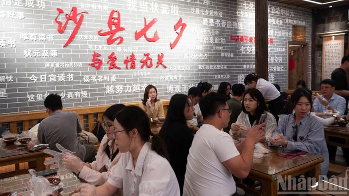 Thanh niên Việt-Trung trải nghiệm làm món ăn truyền thống ở Sa Huyện.