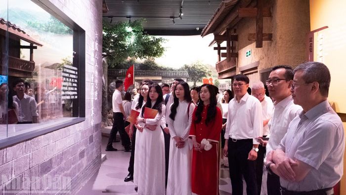 Thanh niên Việt-Trung tham quan Nhà kỷ niệm Trường Chinh Ninh Hóa, tìm hiểu tinh thần cách mạng của các thế hệ tiền bối.