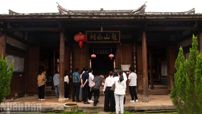 Thanh niên Việt-Trung tham quan một nhà thờ họ ở huyện Tương Lạc. Nơi đây đã từng là trụ sở một đơn vị Hồng quân Trung Quốc.