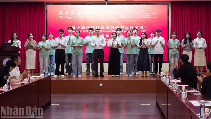 Thanh niên hai nước đồng ca bài “Việt Nam-Trung Hoa” tại buổi Đối thoại thanh niên Trung-Việt với chủ đề “Làm người kế thừa kiên định truyền thống cách mạng Trung-Việt”.