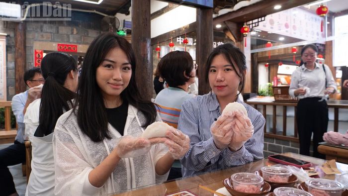 Thanh niên Việt Nam với chiếc bánh chẻo nhân thịt tự tay làm.