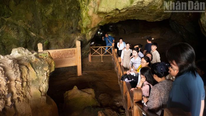 Thanh niên Việt-Trung tham quan Công viên di tích khảo cổ Vạn Thọ Nham, tìm hiểu văn hóa thời tiền sử và văn minh thời cổ đại.