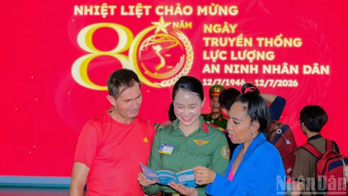 Triển lãm “Tổ quốc bình yên”.
