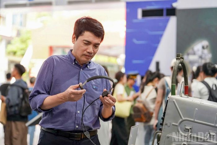 Ông Nguyễn Tất Hồng Dương, Tổng Biên tập Tạp chí An ninh mạng Việt Nam cho biết, định hướng của lãnh đạo Bộ Công an là xây dựng những hoạt động trải nghiệm thân thiện, gần gũi để người dân có cơ hội hiểu hơn về công việc của lực lượng Công an. Qua đó, tạo sự đồng cảm, đồng hành của nhân dân trong công tác bảo đảm an ninh trật tự và đấu tranh phòng, chống các loại tội phạm. Người dân không chỉ đến xem mà còn trực tiếp tham gia vào các hoạt động mang tính nghiệp vụ, từ đó hiểu rõ hơn những khó khăn, thách thức mà lực lượng Công an đang đối mặt. Sự thấu hiểu và đồng hành của nhân dân chính là yếu tố quan trọng để xây dựng thế trận an ninh nhân dân vững chắc.