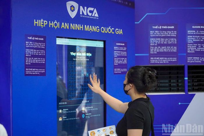 Bạn Nguyễn Minh Anh, 23 tuổi, sinh viên tại Thành phố Hồ Chí Minh cho biết đây là lần đầu tiên được trải nghiệm một không gian triển lãm kết hợp giữa lịch sử, công nghệ và các hoạt động thực hành thực tế. “Trước đây tôi chỉ nghe nói về các hình thức lừa đảo công nghệ cao qua mạng xã hội, nhưng khi được trực tiếp trải nghiệm các tình huống mô phỏng Deepfake tại triển lãm, tôi mới thấy mức độ tinh vi và nguy hiểm của các thủ đoạn này. Những kiến thức được truyền tải rất dễ hiểu, gần gũi và thật sự hữu ích đối với người trẻ”, Minh Anh chia sẻ.