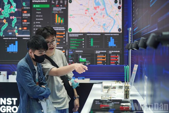 Tham quan không gian công nghệ hiện đại.
